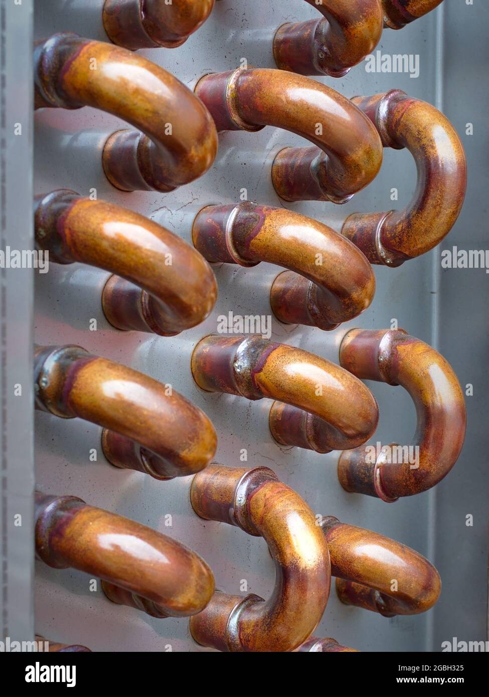 Gros plan des tubes en cuivre d'un serpentin de condenseur du refroidisseur  Photo Stock - Alamy