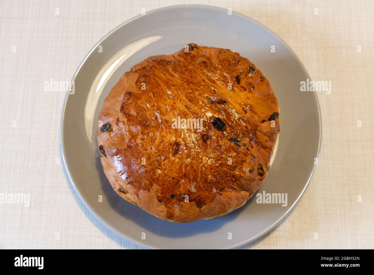 Gâteau traditionnel breton kouign du gras et couteau sur un plat Banque D'Images