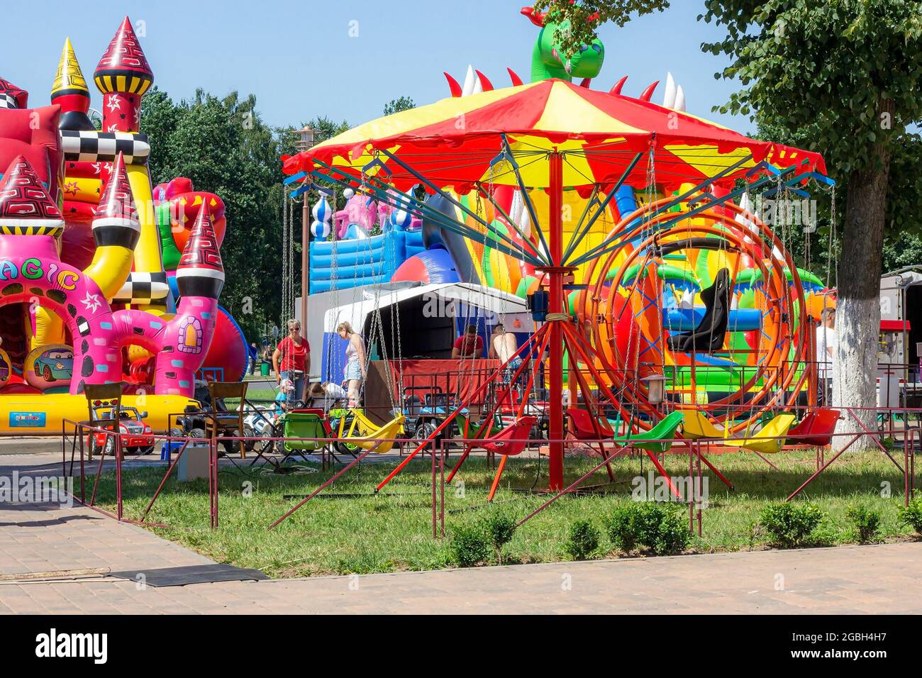 LIDA, BÉLARUS - 10 JUILLET 2021 : carrousel pour enfants coloré et lumineux dans le parc d'attractions en été. Banque D'Images