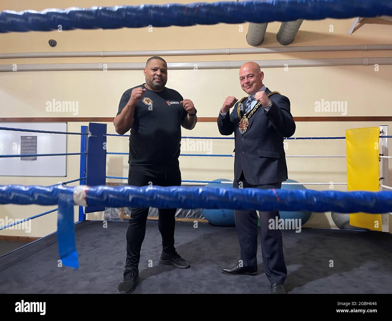 Le maire de Wolverhampton, Cllr Greg Brackenridge, et le propriétaire du club de boxe Firewalker de Wolverhampton, Kirkwood Walker, se posent sur le ring pour célébrer la médaille d'argent remportée par le citadin Ben Whittaker. Date de la photo: Mercredi 4 août 2021. Banque D'Images