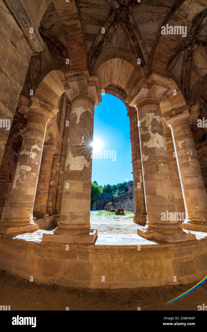 Vieux monastère ruiné colonnes contre le soleil étoilé Banque D'Images