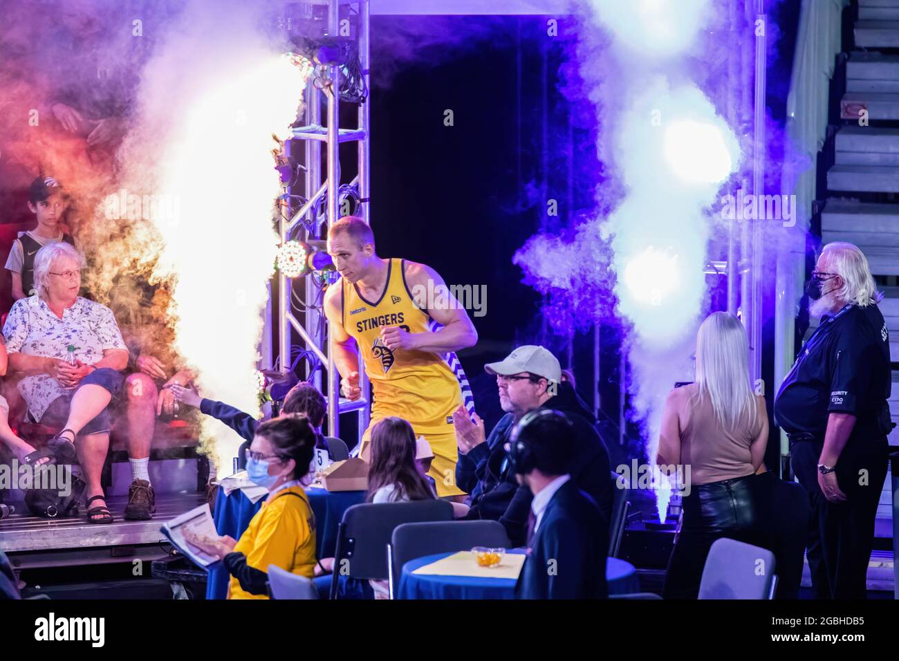 Edmonton, Canada. 02 août 2021. Le capitaine Jordan Baker (8) d'Edmonton Stingers entre sur le terrain avant le match de la Ligue canadienne élite de basket-ball de 2021 entre Saskatchewan Rattlers et Edmonton Stingers au Edmonton Expo Centre. (Note finale; Saskatchewan Rattlers 78:85 Edmonton Stingers) (photo de Ron Palmer/SOPA Images/Sipa USA) crédit: SIPA USA/Alay Live News Banque D'Images