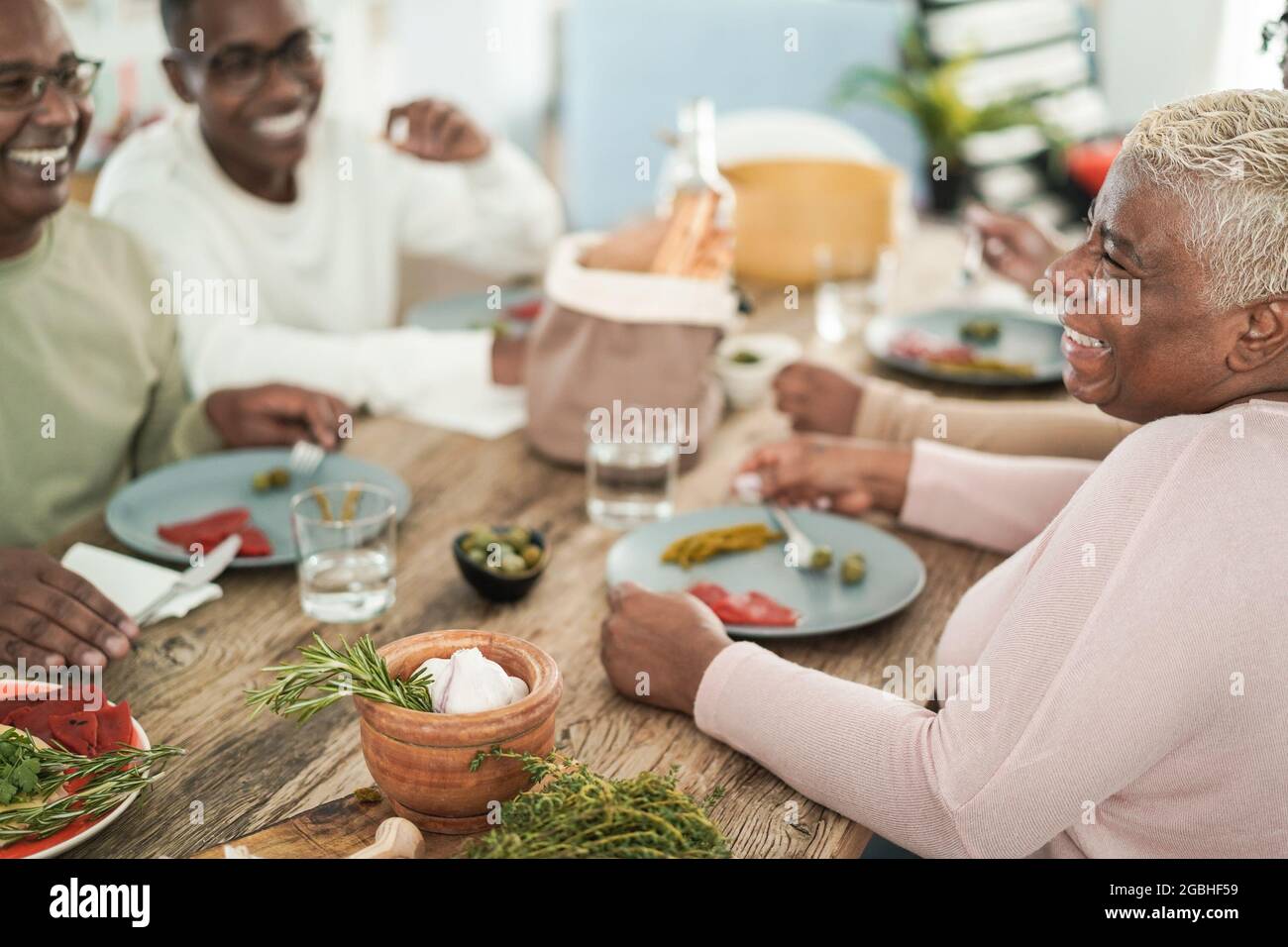 Bonne famille noire repas à la maison - foyer principal sur le visage de maman Banque D'Images
