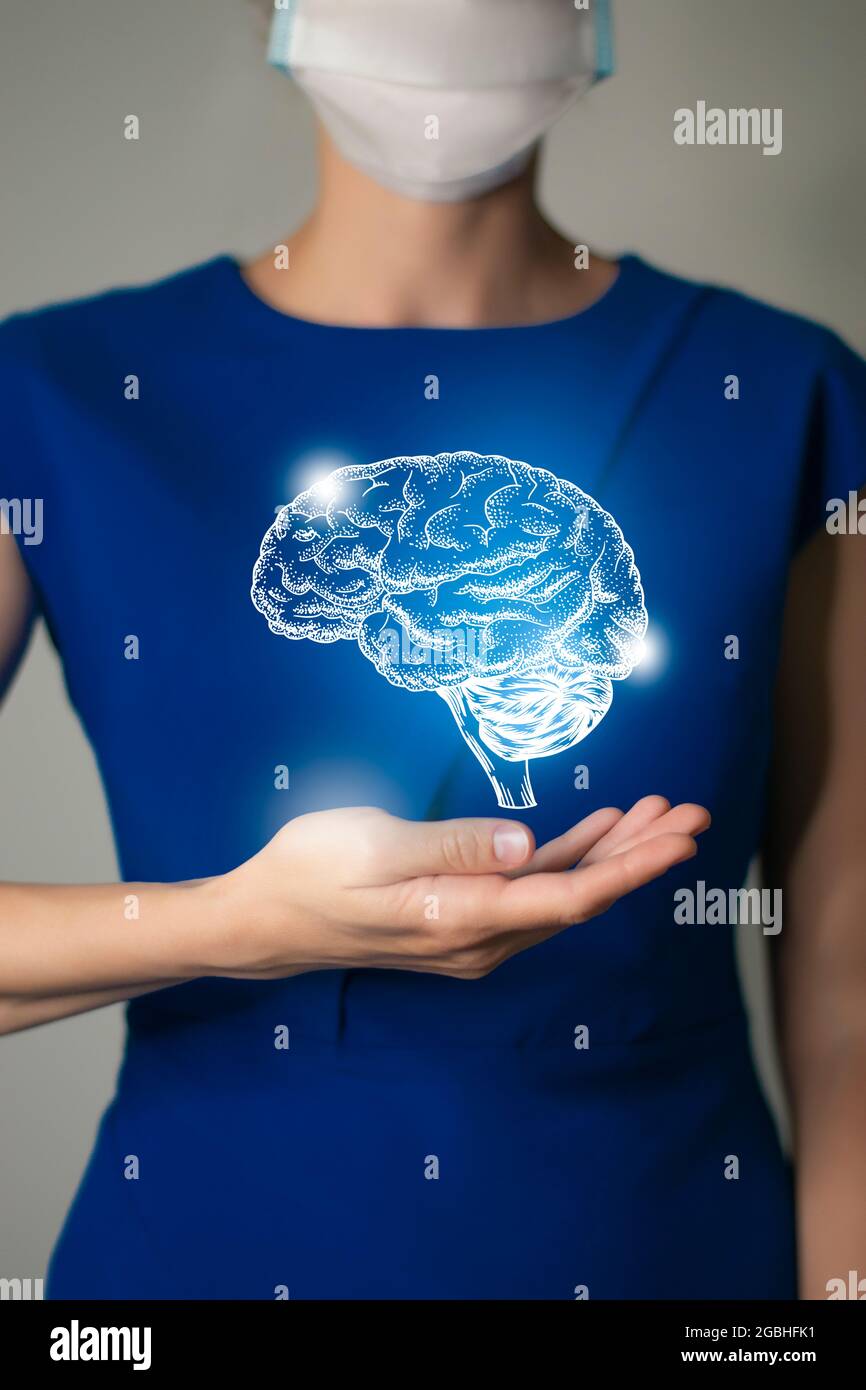 Femme en vêtements bleus tenant le cerveau virtuel à la main. Handrawn organe humain, désintoxication et santé, santé hôpital concept de service photo de stock Banque D'Images