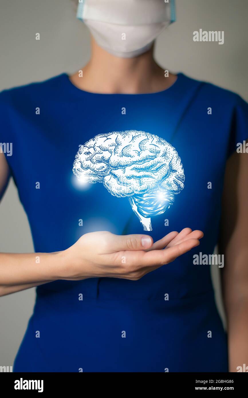 Femme en vêtements bleus tenant le cerveau virtuel à la main. Handrawn organe humain, désintoxication et santé, santé hôpital concept de service photo de stock Banque D'Images
