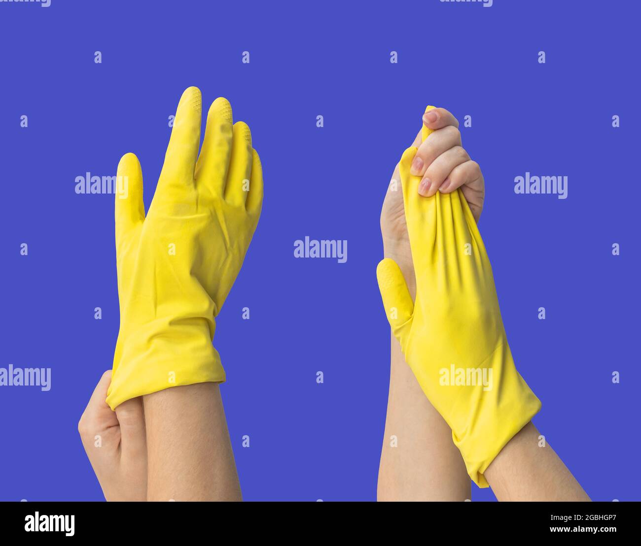 Porter un gant en caoutchouc, main avec un gant de protection en latex sur fond bleu isolé Banque D'Images