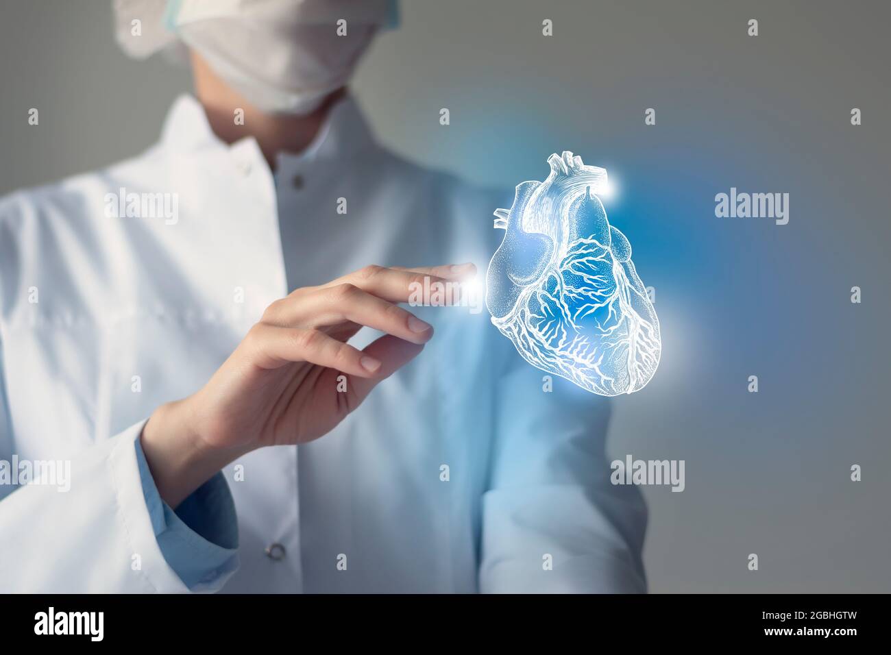 Femme médecin touchstone cœur virtuel en main. Photo floue, organe humain de la main, surligné en bleu comme symbole de rétablissement. Service hospitalier de soins de santé Banque D'Images Femme médecin touchstone cœur virtuel en main. Photo floue, organe humain de la main, surligné en bleu comme symbole de rétablissement. Service hospitalier de soins de santé Banque D'Images
