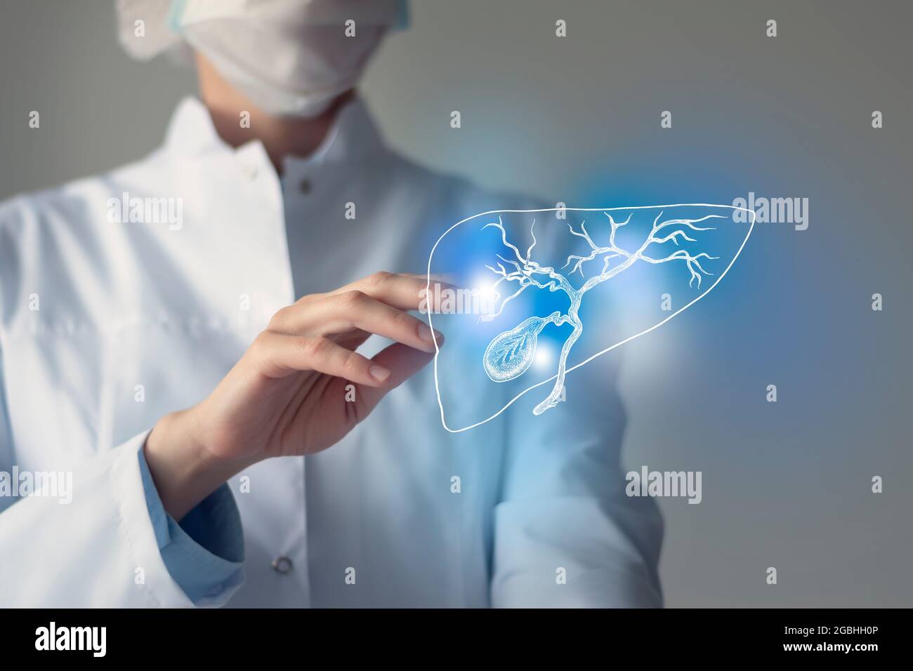 Le médecin féminin touche la vessie de Gall virtuelle dans la main. Photo floue, organe humain de la main, surligné en bleu comme symbole de rétablissement. Hôpital de soins de santé Banque D'Images