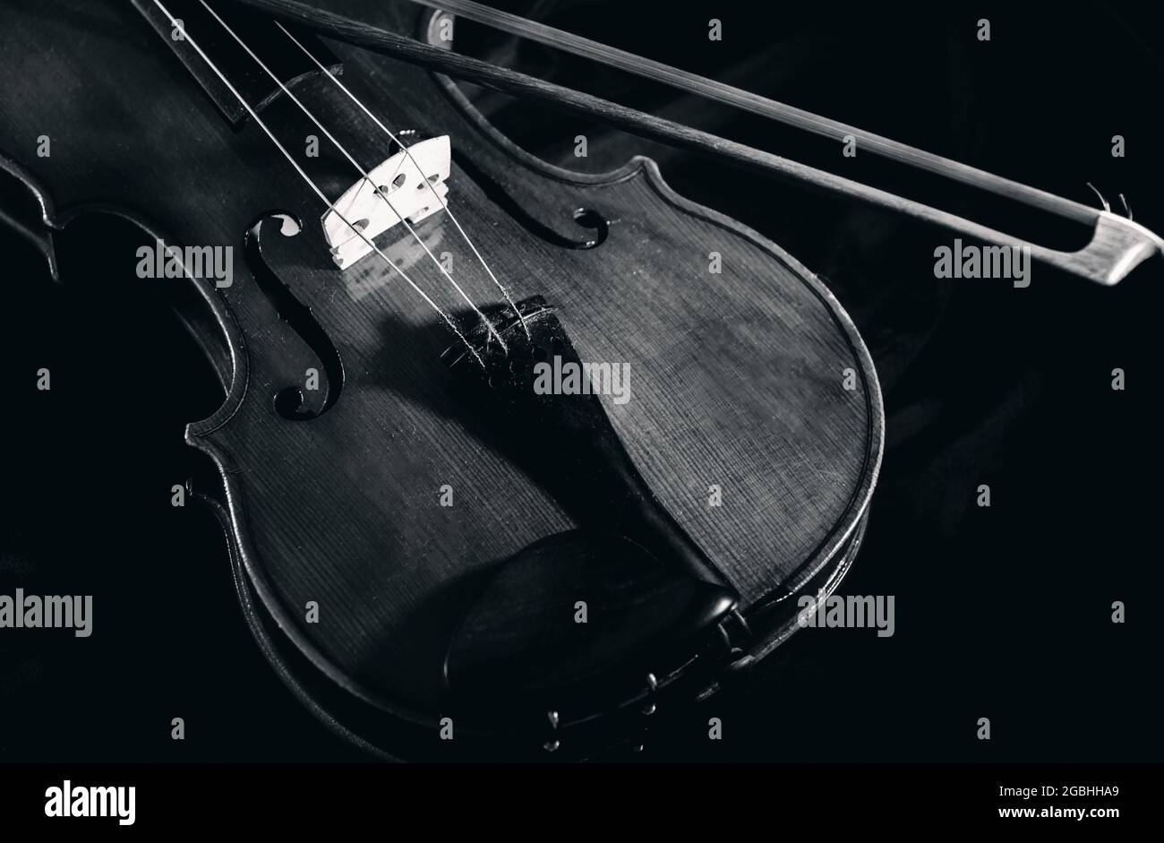Violon avec arc de violon sur fond noir, gros plan, isolé Banque D'Images
