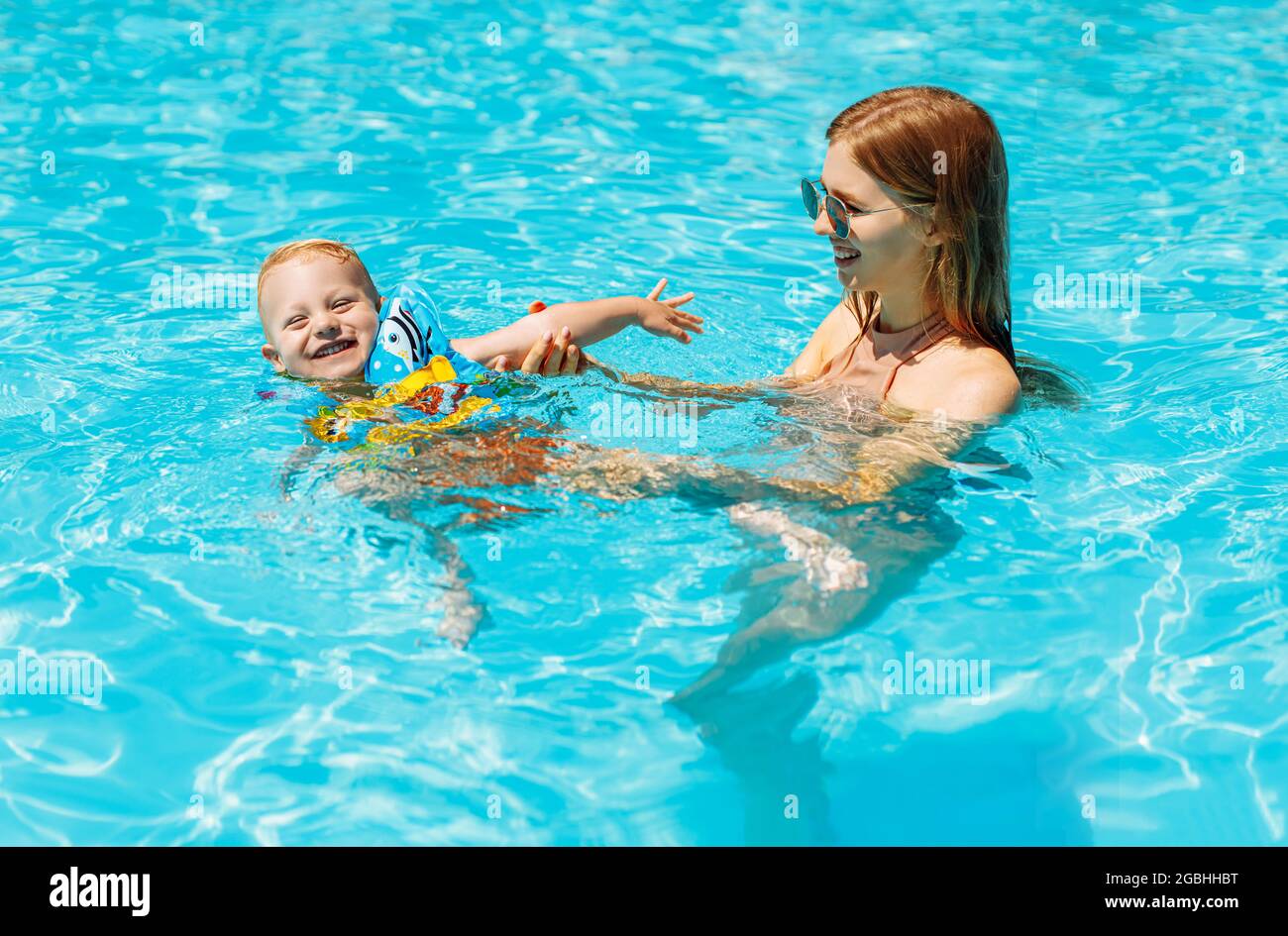 Bonne Famille Maman Et Bebe Dans Le Gilet Gonflable Natation Et Profiter Dans La Piscine Amusez Vous Dans L Eau Sur Les Vacances En Famille Concept De Vacances D Ete Famille Photo Stock Alamy Bonne Famille Maman Et Bebe Dans Le Gilet Gonflable Natation Et Profiter Dans La Piscine Amusez Vous Dans L Eau Sur Les Vacances En Famille Concept De Vacances D Ete Famille Photo Stock Alamy
