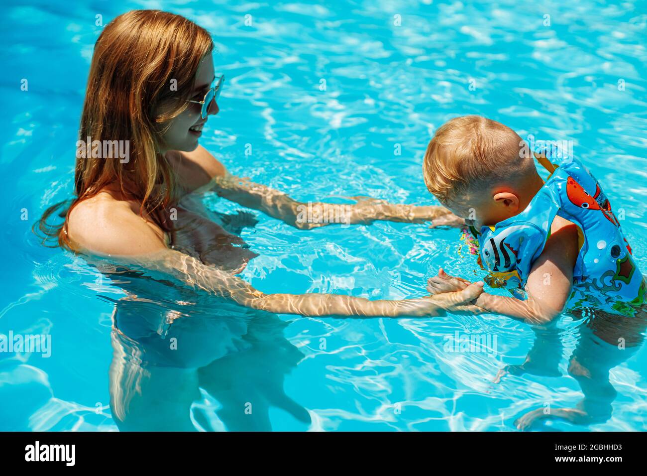 Bonne Famille Maman Et Bebe Dans Le Gilet Gonflable Natation Et Profiter Dans La Piscine Amusez Vous Dans L Eau Sur Les Vacances En Famille Concept De Vacances D Ete Famille Photo Stock Alamy