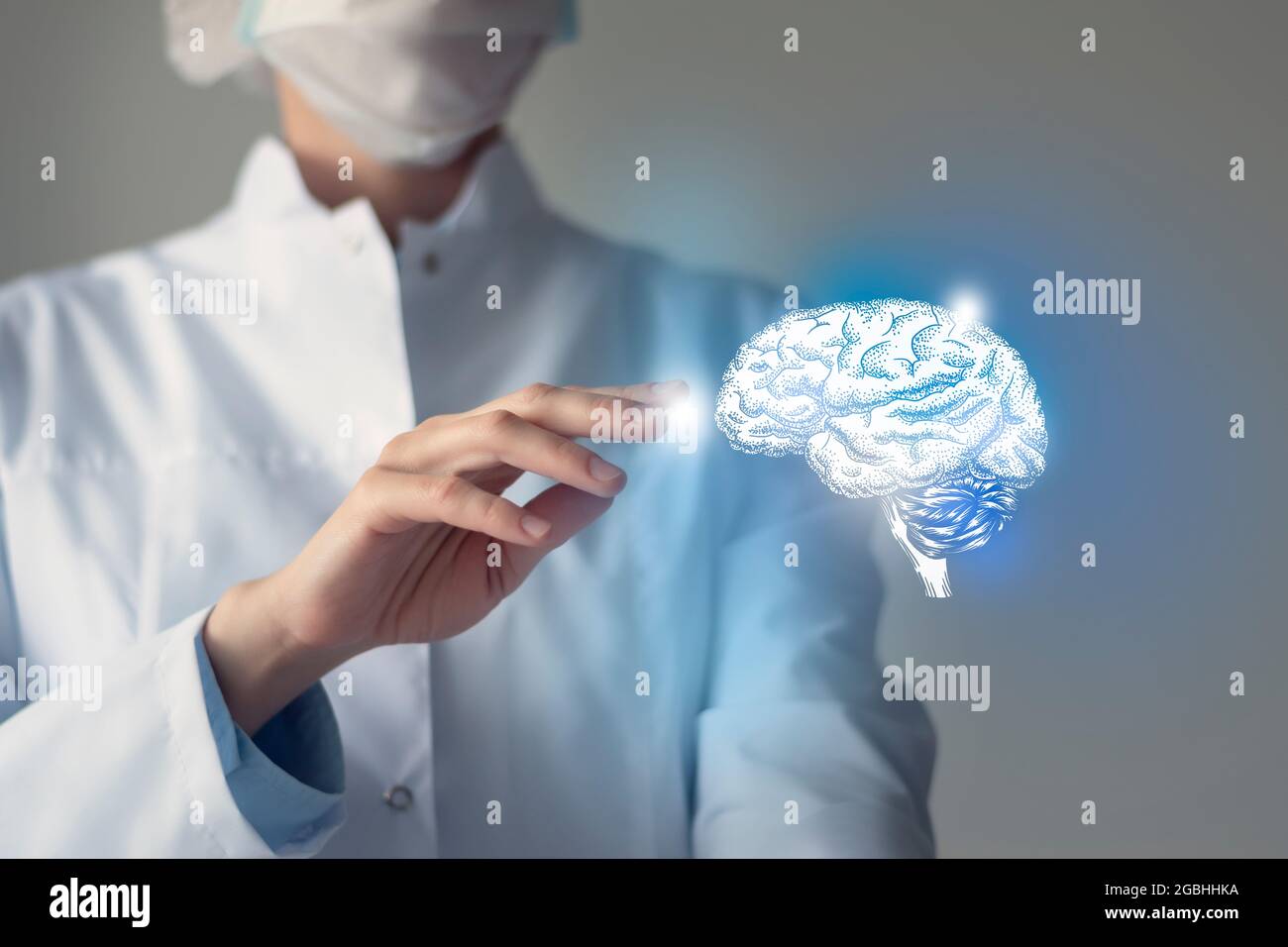 Le médecin féminin touche le cerveau virtuel en main. Photo floue, organe humain de la main, surligné en bleu comme symbole de rétablissement. Service hospitalier de soins de santé Banque D'Images