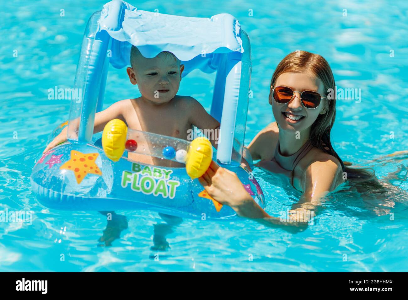 Bonne Famille Maman Et Bebe Dans Le Gilet Gonflable Natation Et Profiter Dans La Piscine Amusez Vous Dans L Eau Sur Les Vacances En Famille Concept De Vacances D Ete Famille Photo Stock Alamy Bonne Famille Maman Et Bebe Dans Le Gilet Gonflable Natation Et Profiter Dans La Piscine Amusez Vous Dans L Eau Sur Les Vacances En Famille Concept De Vacances D Ete Famille Photo Stock Alamy