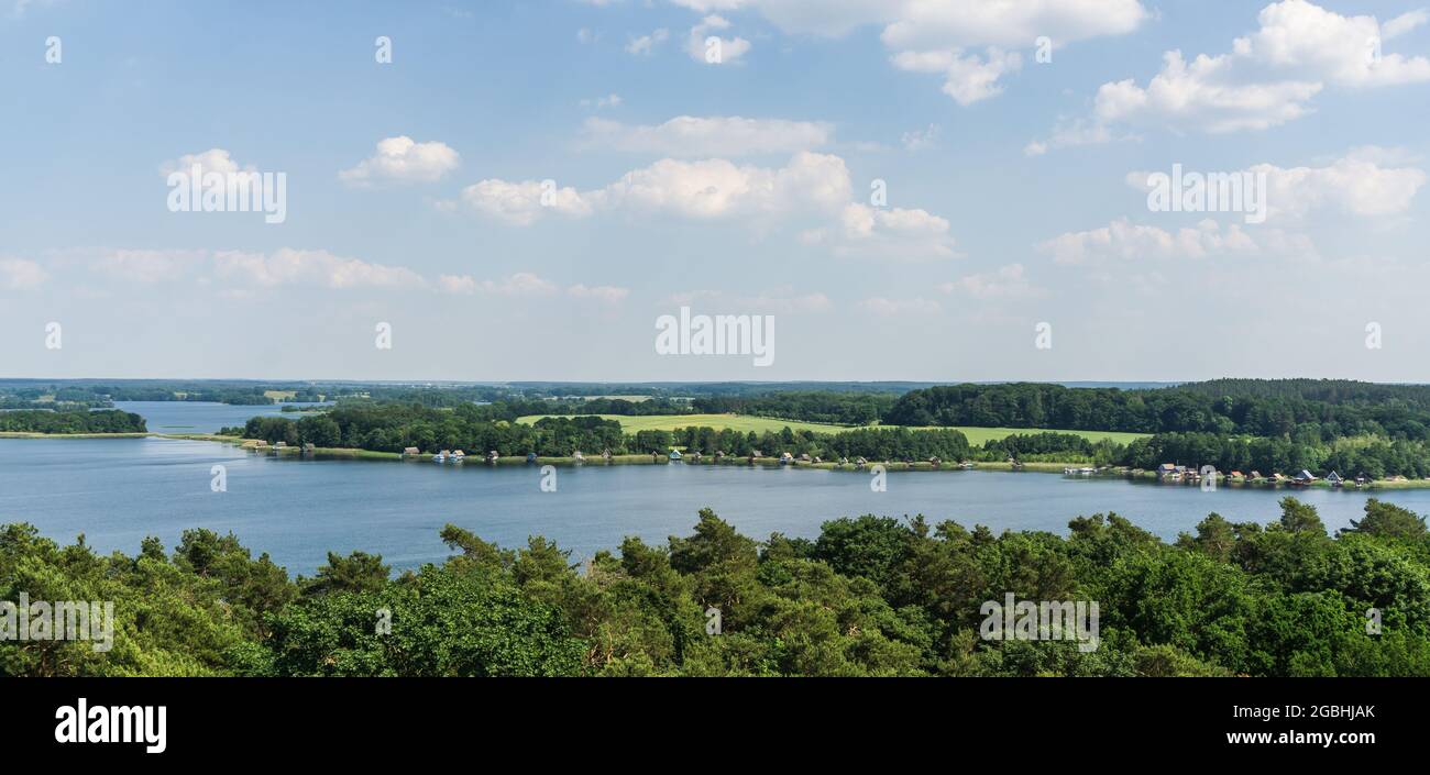 Vue sur Krakower See avec bungalows et forêt sur le bord de lac en face Banque D'Images