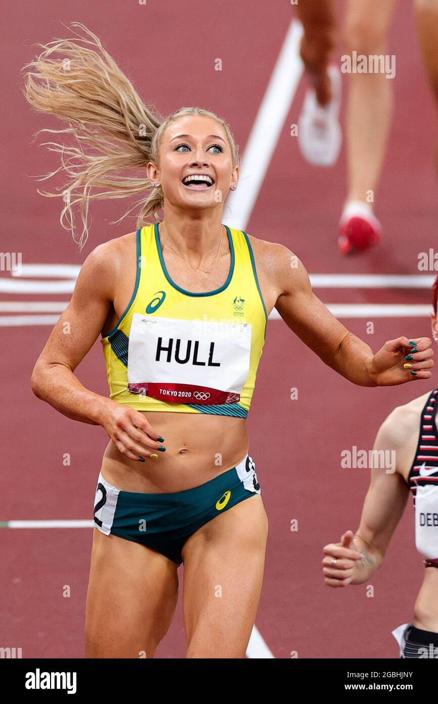 Tokyo, Japon, 4 août 2021. Jessica Hull, de Team Australia, franchit la ligne d'arrivée pendant la demi-finale du 1500m féminin le jour 12 des Jeux Olympiques de Tokyo 2020. Credit: Pete Dovgan/Speed Media/Alay Live News Banque D'Images