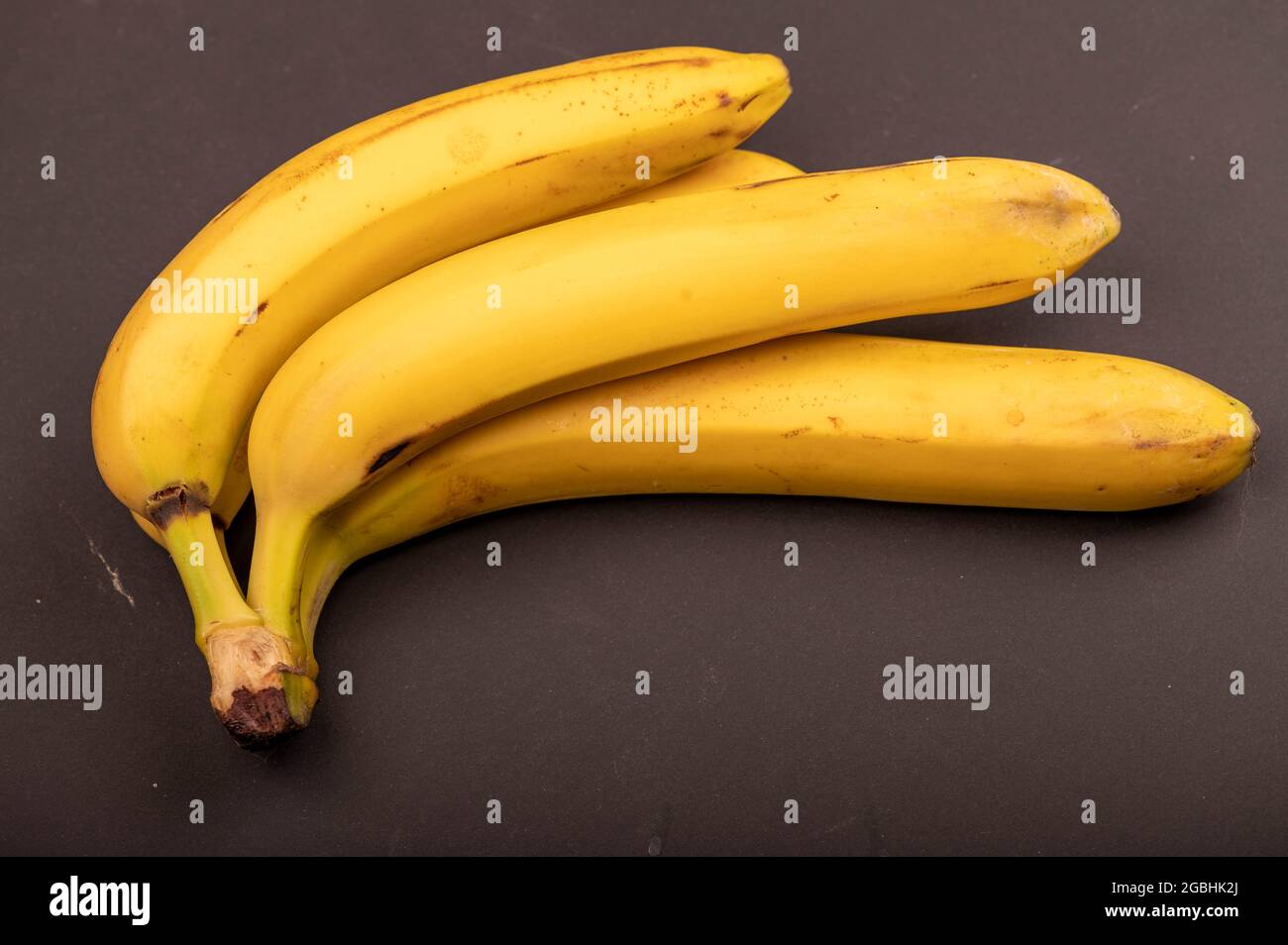 Un bouquet de bananes jaunes mûres en gros plan. Mise au point sélective. Récolte d'automne Banque D'Images