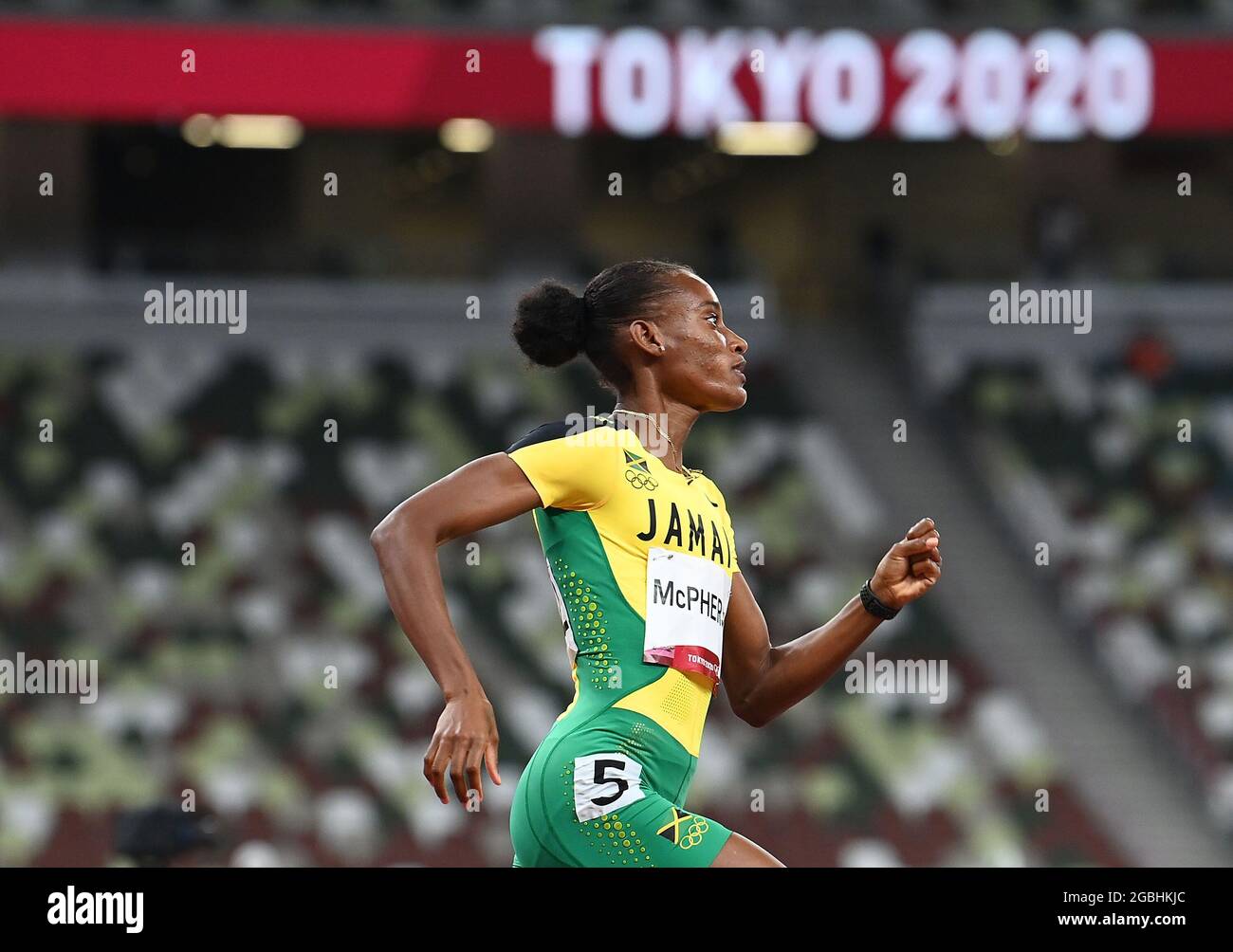 Tokyo, Japon. 4 août 2021. Stephenie Ann McPherson, de la Jamaïque, participe à la compétition du 400m féminin aux Jeux Olympiques de Tokyo en 2020, à Tokyo, au Japon, le 4 août 2021. Crédit: Li Yibo/Xinhua/Alay Live News Banque D'Images