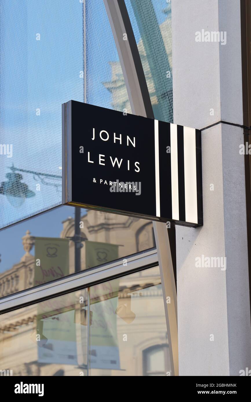 John Lewis & Partners, High Street, Cheltenham - 7.8.2021 photo d'Antony Thompson - Thousand Word Media, NO SALES, NO SYNDICATION. Contact pour la Banque D'Images