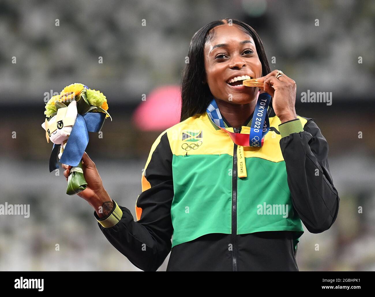 Tokyo, Japon. 4 août 2021. Elaine Thompson-Herah, de la Jamaïque, réagit lors de la cérémonie d'attribution du 200 m féminin aux Jeux Olympiques de Tokyo en 2020, à Tokyo, au Japon, le 4 août 2021. Crédit: Li Yibo/Xinhua/Alay Live News Banque D'Images