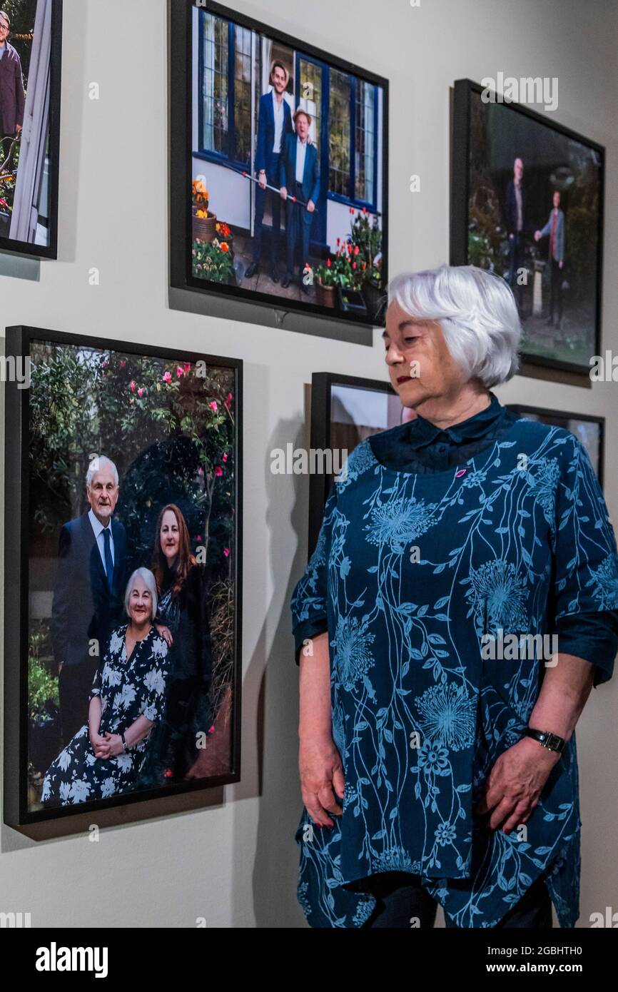 Londres, Royaume-Uni. 4 août 2021. Joan Salter MBE, une survivantes de l'Holocauste, à côté de son portrait - générations : portraits de survivants de l'Holocauste une nouvelle exposition à IWM Londres. En cours du 6 août 2021 au 7 janvier 2022, il s'agit d'une nouvelle exposition de photographie à l'IWM de Londres qui réunit plus de 50 portraits contemporains de survivants de l'Holocauste et de leurs familles. Crédit : Guy Bell/Alay Live News Banque D'Images