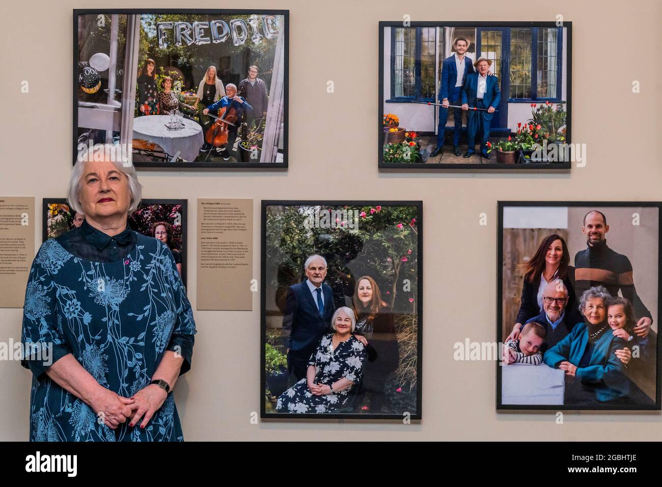 Londres, Royaume-Uni. 4 août 2021. Joan Salter MBE, une survivantes de l'Holocauste, à côté de son portrait - générations : portraits de survivants de l'Holocauste une nouvelle exposition à IWM Londres. En cours du 6 août 2021 au 7 janvier 2022, il s'agit d'une nouvelle exposition de photographie à l'IWM de Londres qui réunit plus de 50 portraits contemporains de survivants de l'Holocauste et de leurs familles. Crédit : Guy Bell/Alay Live News Banque D'Images