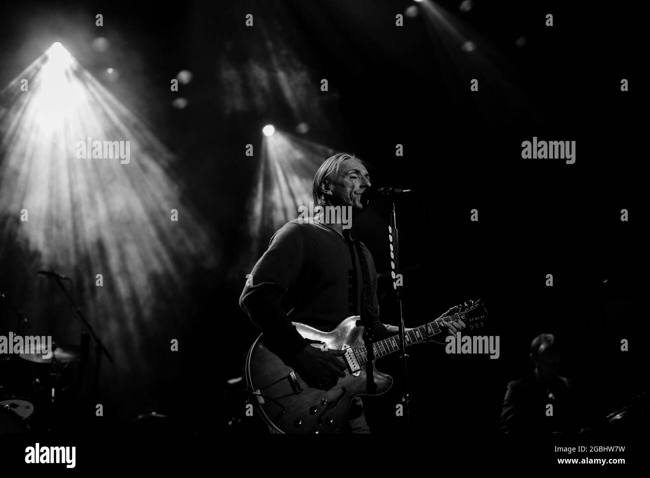 Paul Weller, musicien, chanteur et compositeur anglais, se présente sur scène au Waterfront Hall de Belfast. Banque D'Images