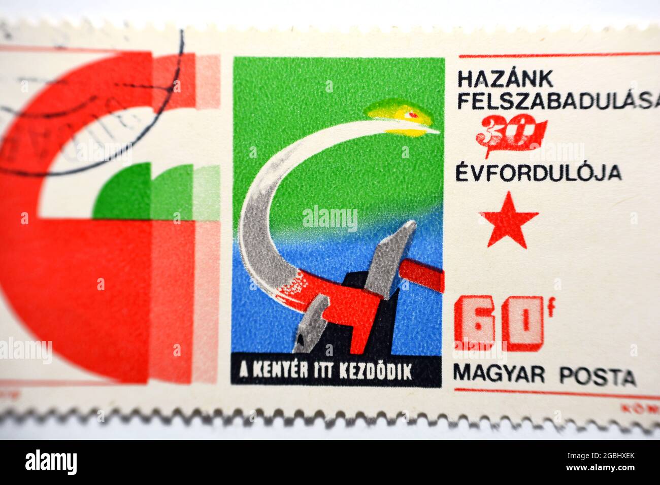 Timbre-poste Divnoe territoire de Stavropol Russie timbre-poste Hongrie, le 30th anniversaire de la libération vers 1975, affiche la faucille et le marteau sur un b Banque D'Images