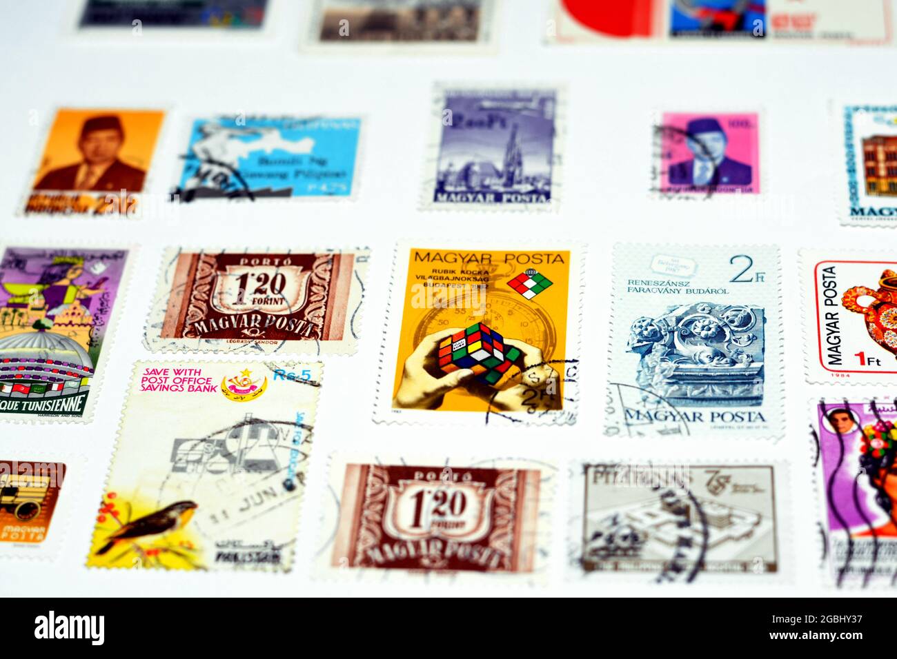 arrière-plan de divers anciens timbres-poste utilisés de différents pays et temps sur fond blanc, une couverture avec un ensemble de timbres-poste, vintage Banque D'Images