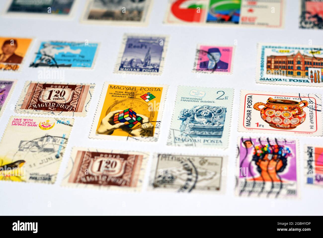 arrière-plan de divers anciens timbres-poste utilisés de différents pays et temps sur fond blanc, une couverture avec un ensemble de timbres-poste, vintage Banque D'Images