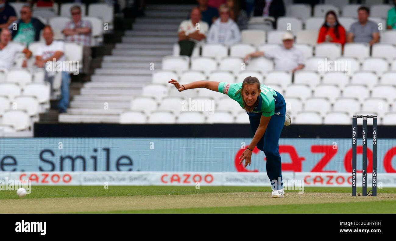 LONDRES, ANGLETERRE - AOÛT 02:Tash Farrant de femmes ovales invincibles pendant la centaine entre femmes ovales invincibles et femmes galloises de feu à Kia Oval Banque D'Images