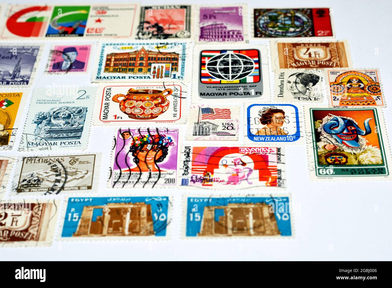 arrière-plan de divers anciens timbres-poste utilisés de différents pays et temps sur fond blanc, une couverture avec un ensemble de timbres-poste, vintage Banque D'Images