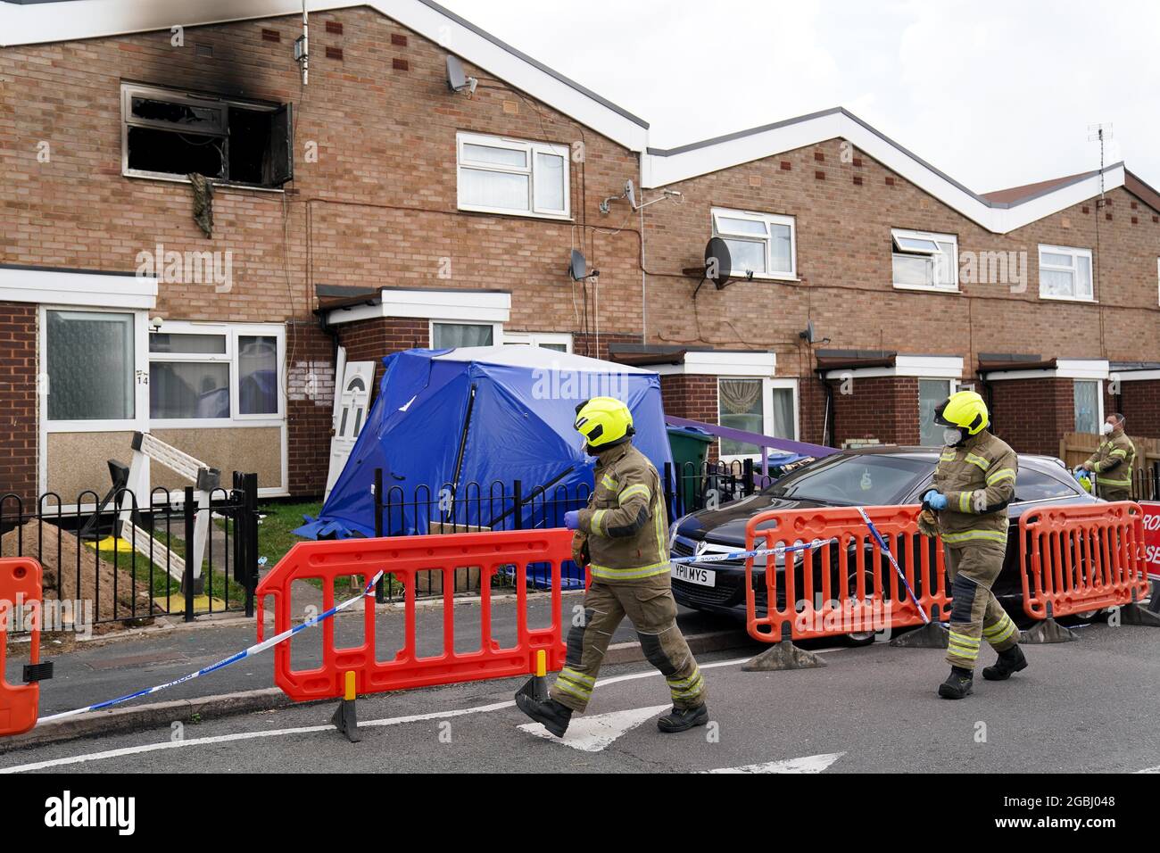 Les pompiers d'une propriété sur la route Tame à Tipton, dans les Midlands de l'Ouest, où un incendie de maison a causé la mort d'un homme et laissé une femme à l'hôpital avec inhalation de fumée. Une femme de 18 ans a été arrêtée pour suspicion d'incendie criminel. Date de la photo: Mercredi 4 août 2021. Banque D'Images