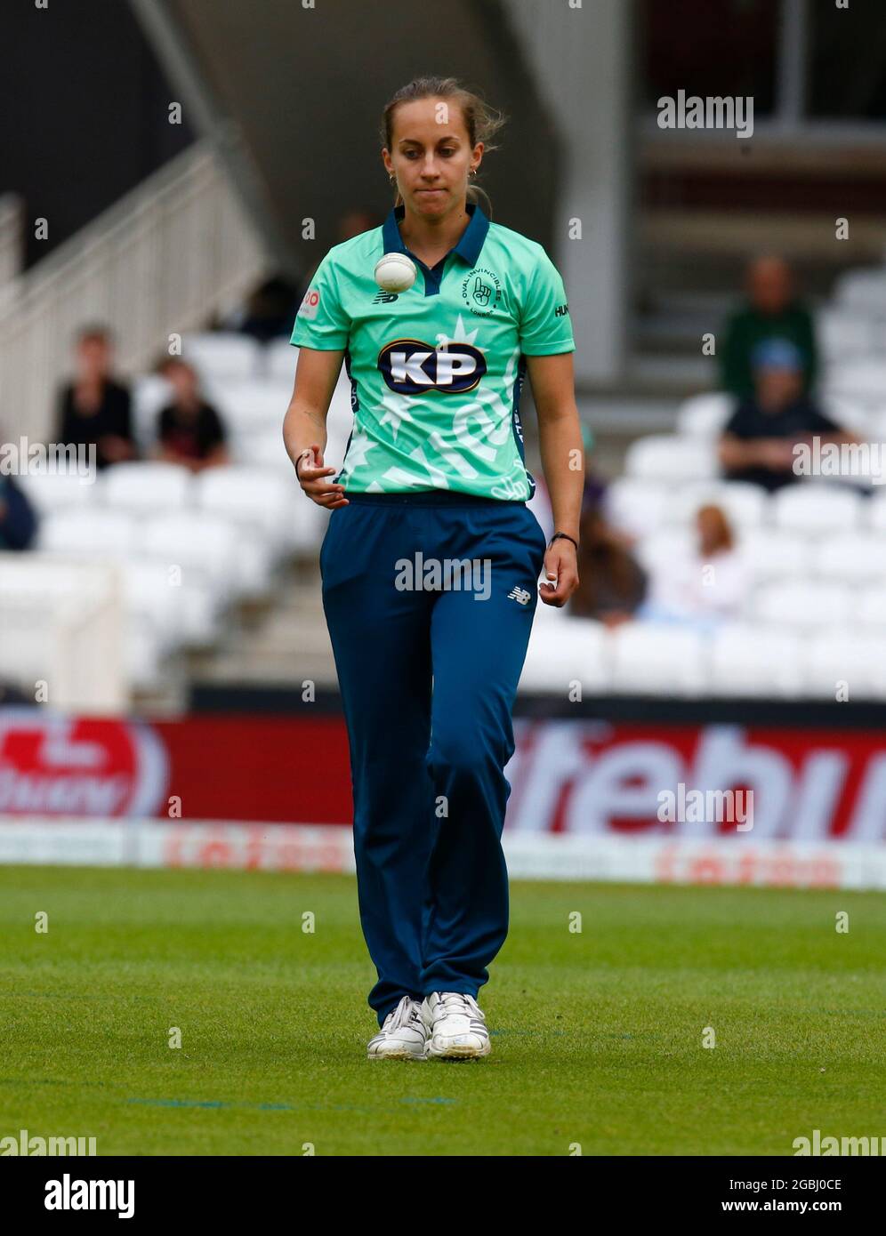 LONDRES, ANGLETERRE - AOÛT 02 : Tash Farrant de femmes ovales invincibles pendant la centaine entre femmes ovales invincibles et femmes galloises de feu à Kia Oval Banque D'Images