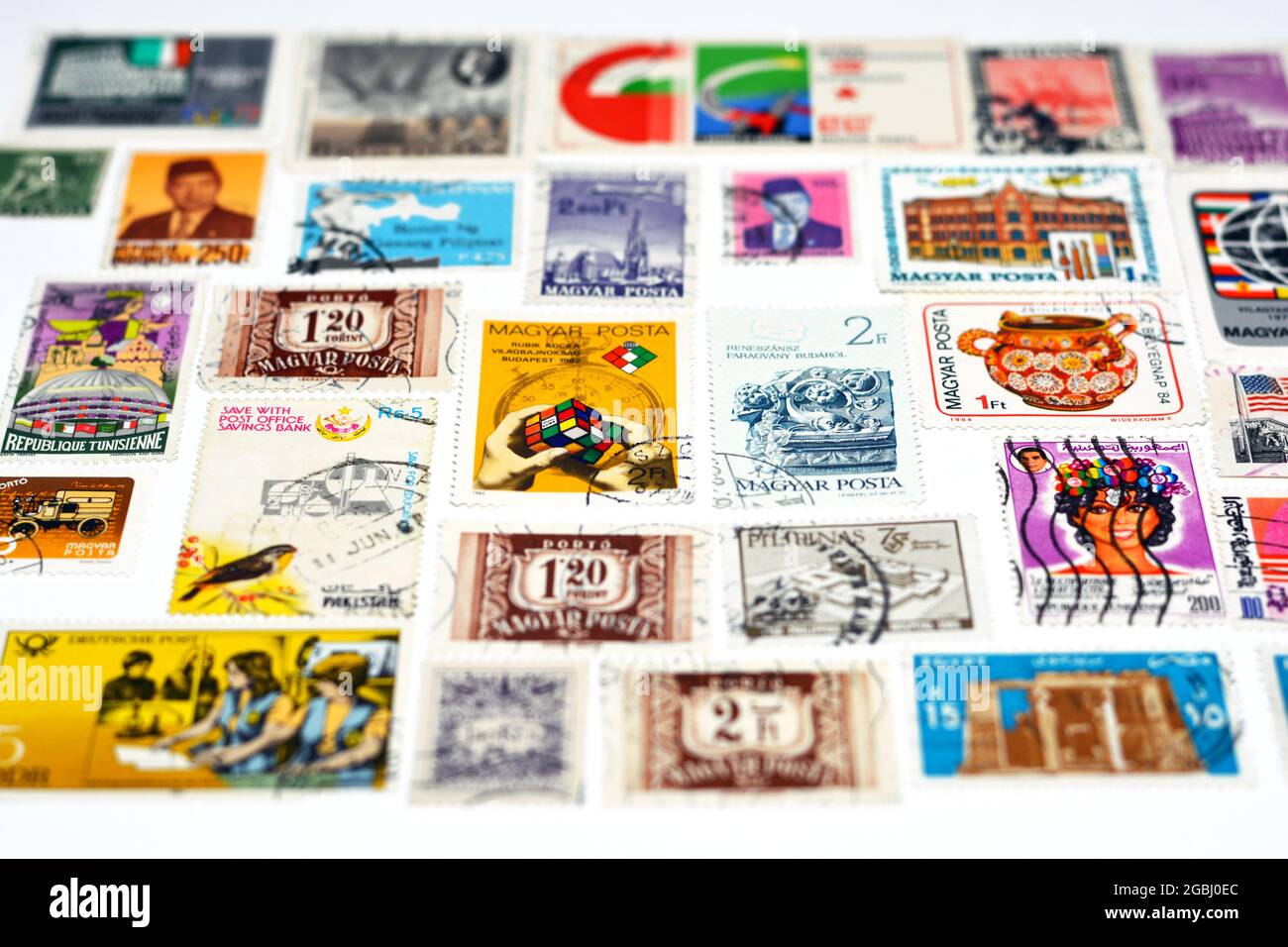arrière-plan de divers anciens timbres-poste utilisés de différents pays et temps sur fond blanc, une couverture avec un ensemble de timbres-poste, vintage Banque D'Images