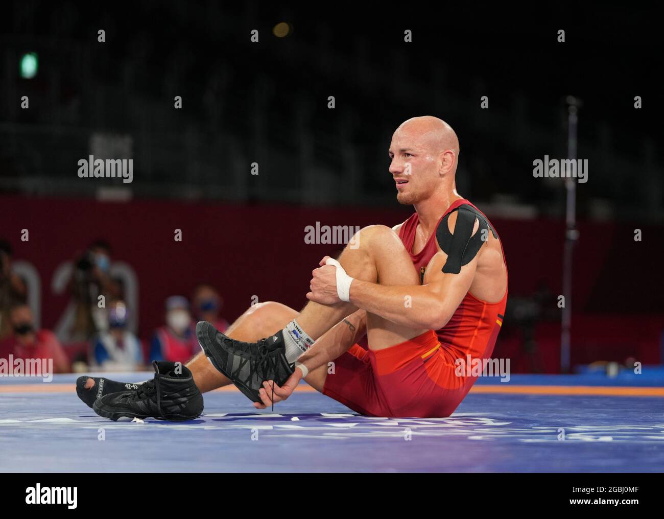 Chiba, Japon. 4 août 2021. Frank Staebler d'Allemagne laisse ses chaussures sur le terrain après le match de bronze gréco-romain de 67 kg des hommes contre Ramaz Zoidze de Géorgie aux Jeux Olympiques de Tokyo 2020 à Chiba, au Japon, le 4 août 2021. Crédit : Wang Yuguo/Xinhua/Alay Live News Banque D'Images