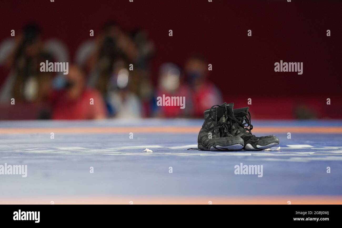 Chiba, Japon. 4 août 2021. Les chaussures de Frank Staebler d'Allemagne sont laissées sur le terrain après le match de médaille de bronze gréco-romaine de 67 kg entre Frank Staebler d'Allemagne et Ramaz Zoidze de Géorgie aux Jeux Olympiques de Tokyo 2020 à Chiba, au Japon, le 4 août 2021. Crédit : Wang Yuguo/Xinhua/Alay Live News Banque D'Images