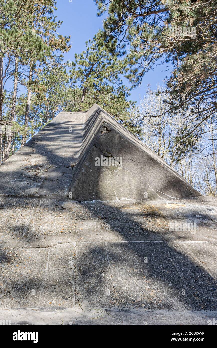 Vue du fond un des murs du bunker de la Seconde Guerre mondiale de Walvisbunker en ruines, partie du mur de l'Atlantique dans les dunes Zeepeduinen de Burgh-Ha Banque D'Images