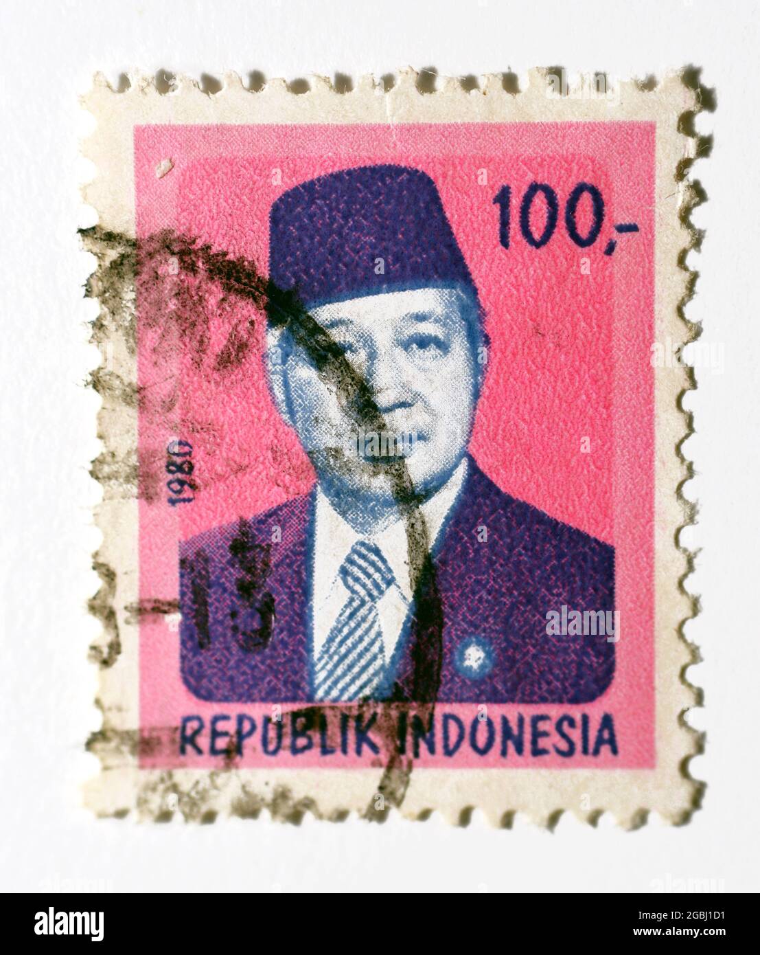 Un timbre-poste imprimé en Indonésie avec une image portrait de Suharto, deuxième président indonésien, Value 100 RP - roupie indonésienne, série, vers 1 Banque D'Images
