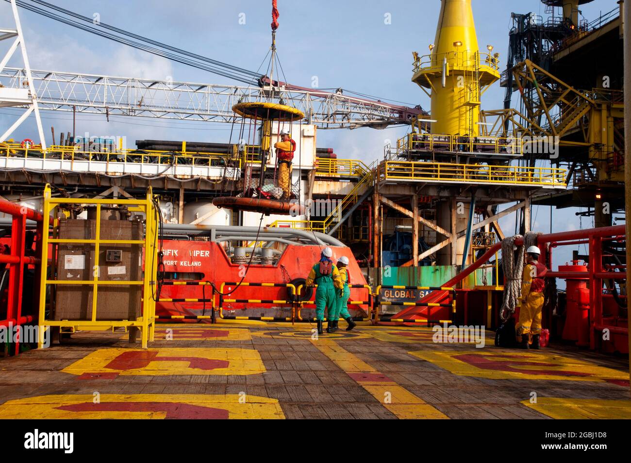 l'équipage du bateau se trouve sur le bateau à pont pour un transfert personnel de la plate-forme au bateau par un panier personnel de sécurité Banque D'Images