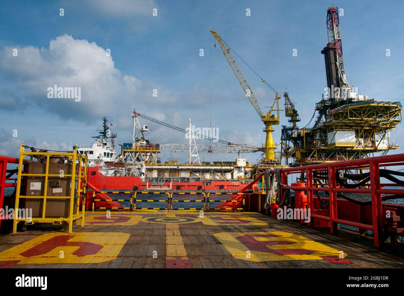 l'équipage du bateau se trouve sur le bateau à pont pour un transfert personnel de la plate-forme au bateau Banque D'Images