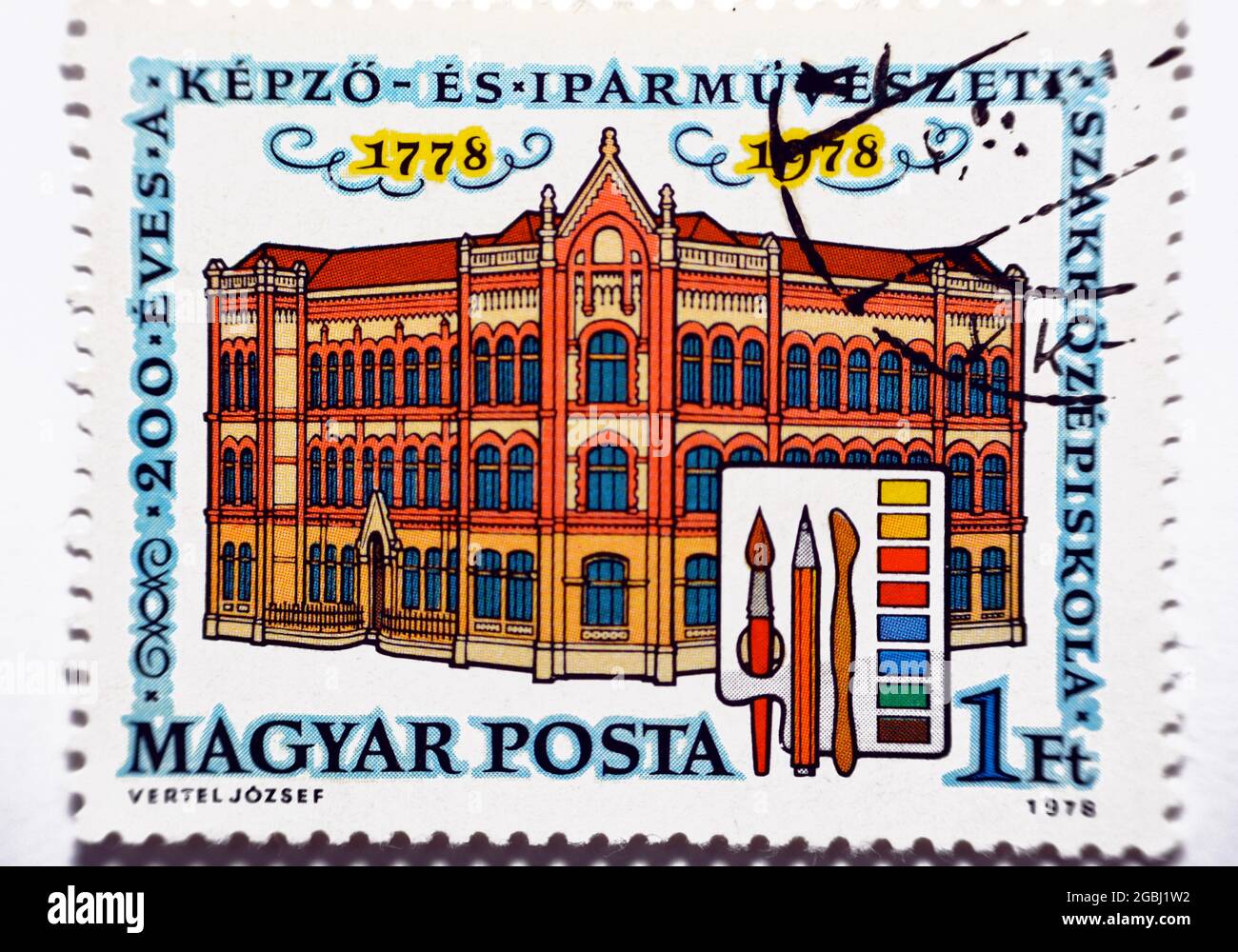 Timbre-poste imprimé en Hongrie dédié à l'anniversaire de 200th de l'École des arts et de l'artisanat construite en 1778, série bâtiments, Magyar Posta valeur 1 Banque D'Images