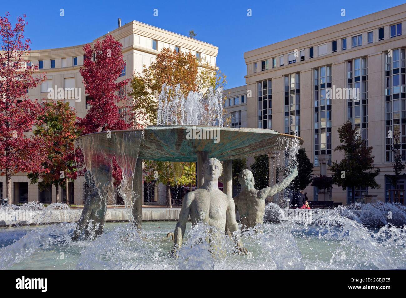 Fontaine 'les Ephèbes , place de Thessalie à Montpellier, Languedoc-Roussillon, France Banque D'Images