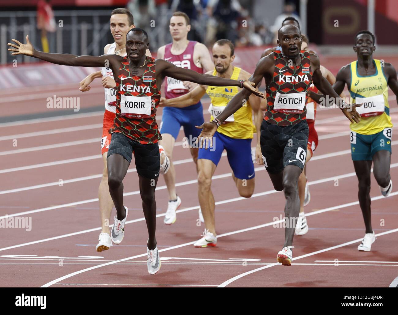 Tokyo, Japon. 04e août 2021. Emmanuel Kipkurui Korir (L) du Kenya célèbre la victoire de la finale masculine de 800 m en 1:45.06 aux côtés de son coéquipier Ferguson Cheruiyot Rotich, deuxième avec une heure de 1:45.23 au stade olympique lors des Jeux olympiques d'été de 2020 à Tokyo, au Japon, le mercredi 4 2021 août. Photo par Tasos Katopodis/UPI crédit: UPI/Alay Live News Banque D'Images