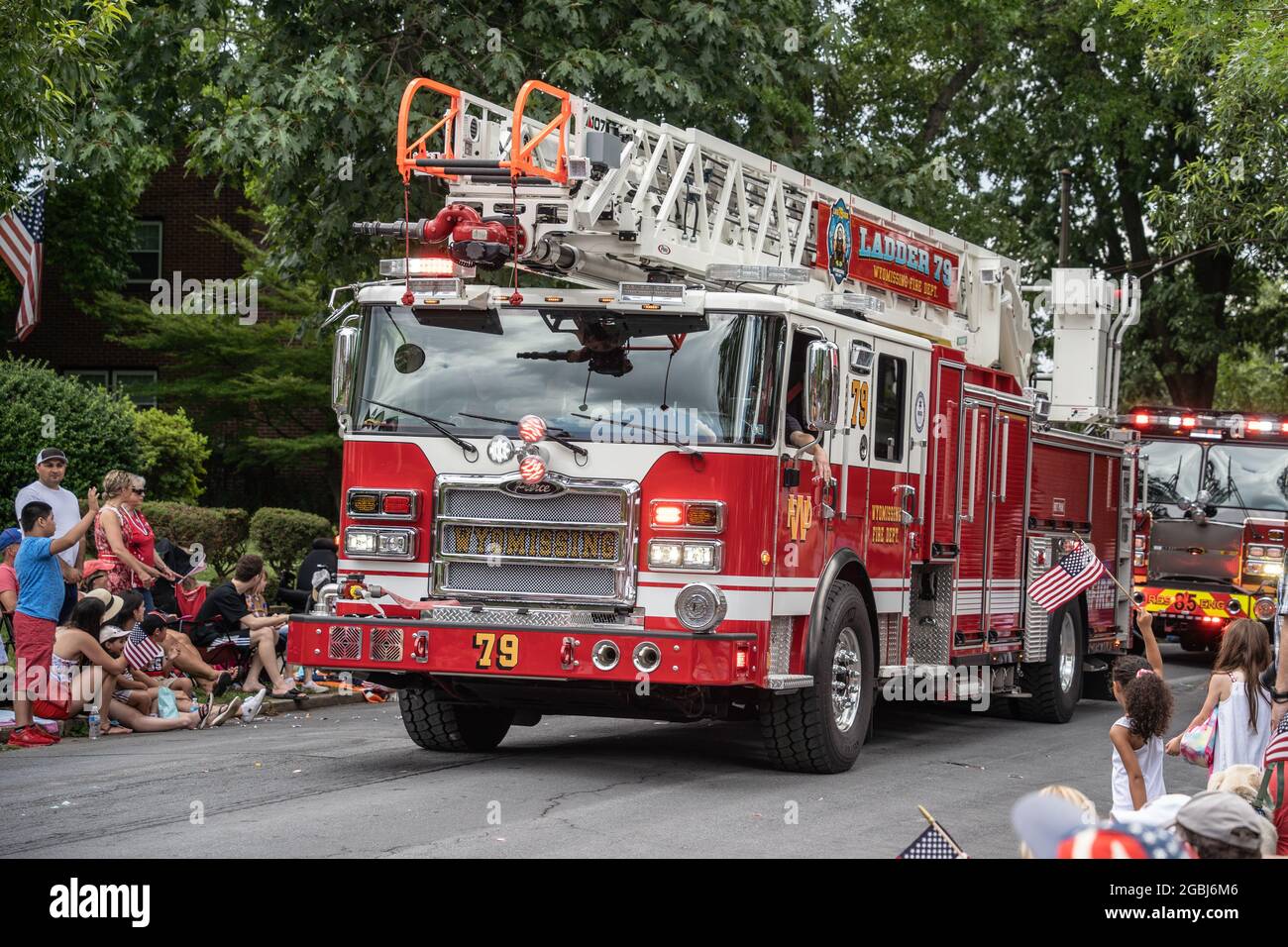 Wyomissing, Pennsylvanie, le 4 juillet 2021 : les familles regardent la parade annuelle du jour de l'indépendance avec des camions de pompiers Banque D'Images