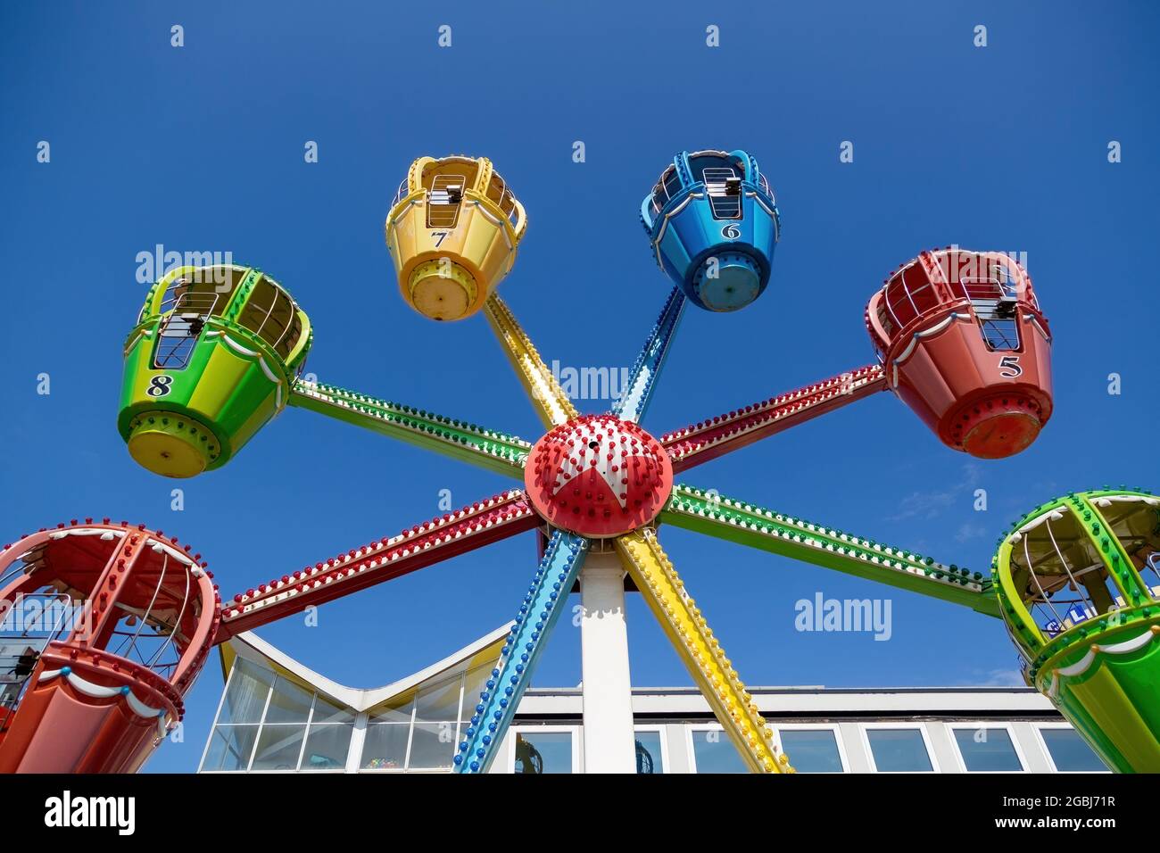 Un tour en roue de ferris dans un parc d'expositions le jour de l'été Banque D'Images