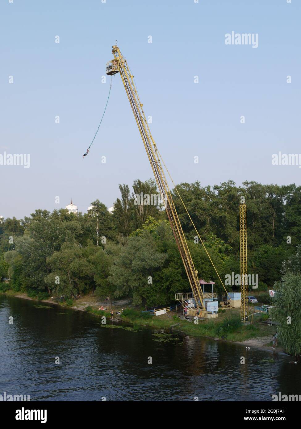 Saut à l'élastique d'une grue à Kiev, sur les rives du Dniepr Photo Stock -  Alamy