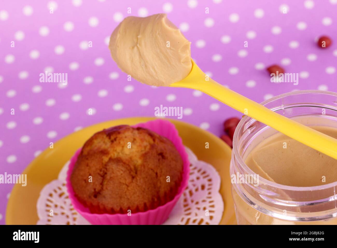 Delicieux Beurre D Arachide Avec Gateau Sur Fond Violet Avec Des Points De Polka Photo Stock Alamy