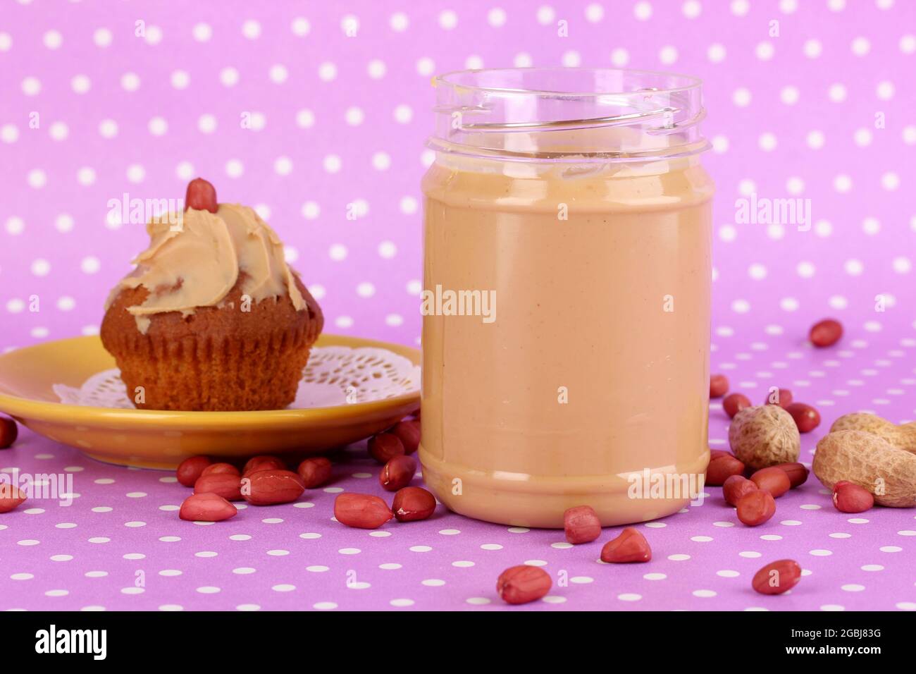 Delicieux Beurre D Arachide Avec Gateau Sur Fond Violet Avec Des Points De Polka Photo Stock Alamy