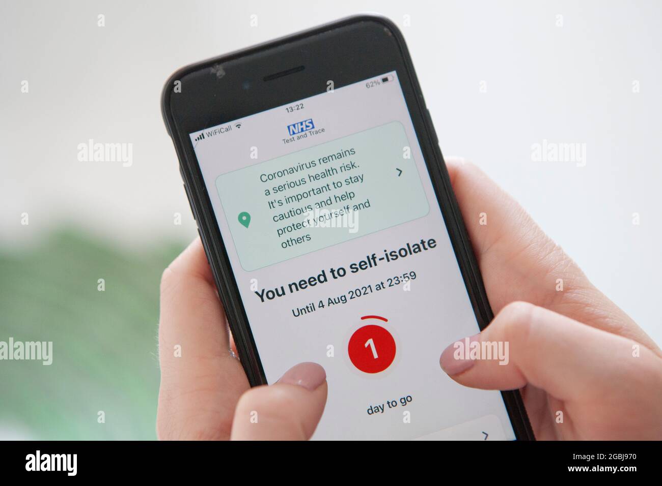 Londres, Royaume-Uni, 4 août 2021: Le pingdemic continue comme une jeune femme, 18 ans, tient son téléphone portable montrant un jour pour aller sur sa période d'auto-isolement, incité par le contact avec une personne qui a le coronavirus. Le nombre de nouvelles infections est encore bien supérieur à 20,000 par jour, de sorte que la pandémie est loin d'être terminée. Le nombre de personnes aidées par l'application NHS Covid reste élevé et pose des problèmes dans les entreprises de tous types en raison du grand nombre de personnes qui doivent s'isoler et manquer de travail. Anna Watson/Alay Live News Banque D'Images