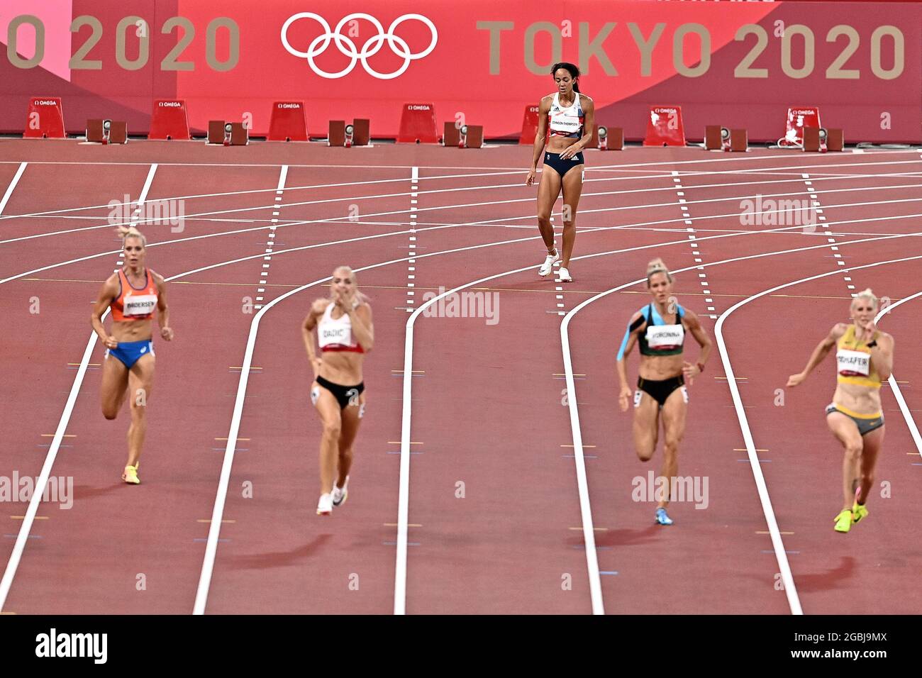 Tokyo, Japon. 04e août 2021. Athlétisme. Stade olympique. 10-1 Kasumigaokamachi. Shinjuku-ku. Tokyo. Katarina Johnson-Thompson, KJT, (GBR) se fait blessée lors de la première épreuve d'heptathlon de 200m pour femmes alors que les autres concurrents la laissent derrière elle. Crédit Garry Bowden/Sport en images/Alamy Live News crédit: Sport en images/Alamy Live News Banque D'Images